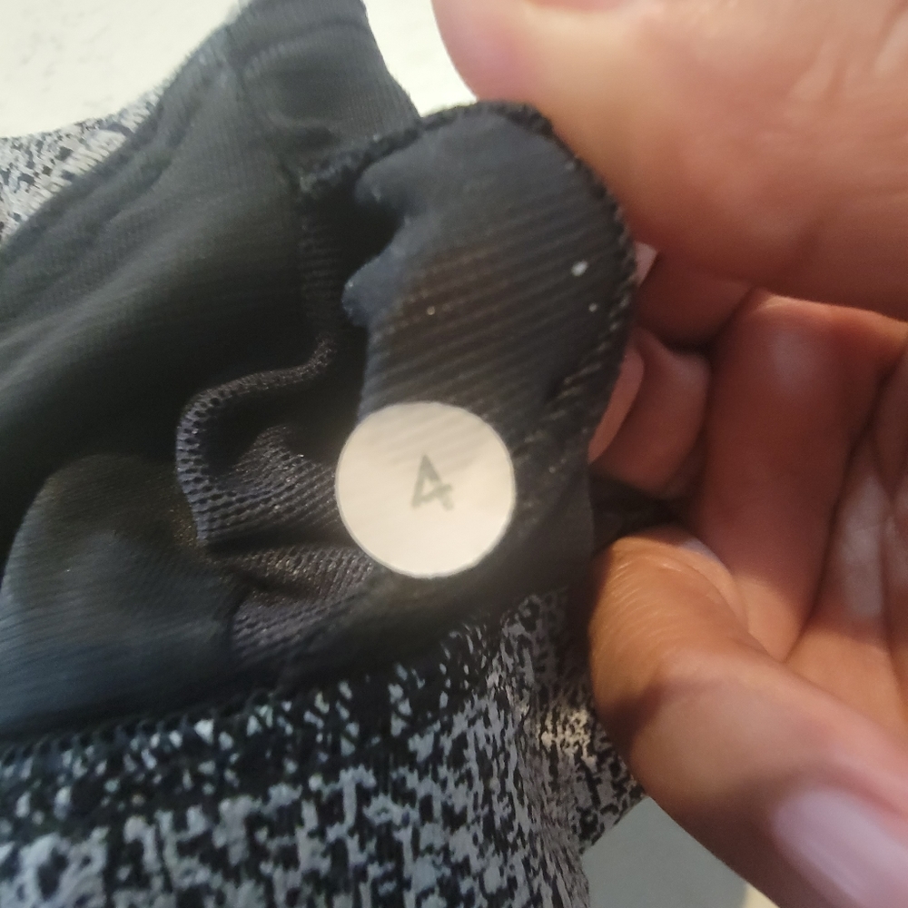 Lululemon Circuit Breaker power luxtreme spray jackard white black bra size 4 - Picture 7 of 7